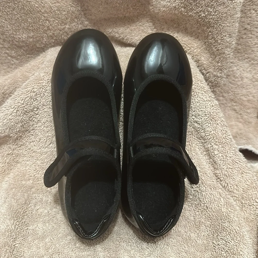 Girl’s Tap Shoes Black Patent Leather-self adjusting strap Size 10M